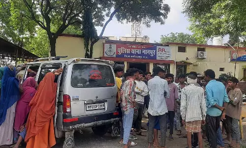 MP : झोलाछाप डॉक्टर के इंजेक्शन से व्यक्ति की मौत के बाद नानपुर थाने के बाहर प्रदर्शन