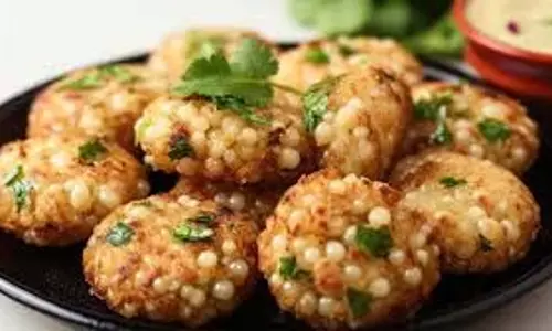 Sabudana Bonda Recipe: व्रत के दौरान ज्यादा मेहनत करने से बचें, इस तरह मिनटों में तैयार करें क्रिस्पी और टेस्टी साबुदाना बोंडा