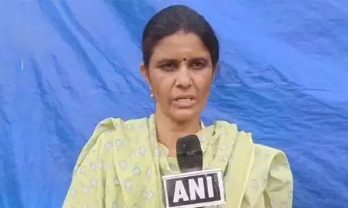 YSRCP की श्रीदेवी ने रोजा पर अभद्र टिप्पणी के लिए गाली भानु प्रकाश की आलोचना की YSRCP की श्रीदेवी ने रोजा पर अभद्र टिप्पणी के लिए गाली भानु प्रकाश की आलोचना की