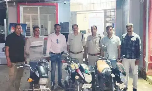 2 लाख की चोरी की बाइक के साथ दो वाहन चोर गिरफ्तार 2 लाख की चोरी की बाइक के साथ दो वाहन चोर गिरफ्तार