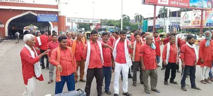 Lucknow: जन सुविधा केंद्र के खिलाफ कुलियों का विरोध तेज Lucknow: जन सुविधा केंद्र के खिलाफ कुलियों का विरोध तेज