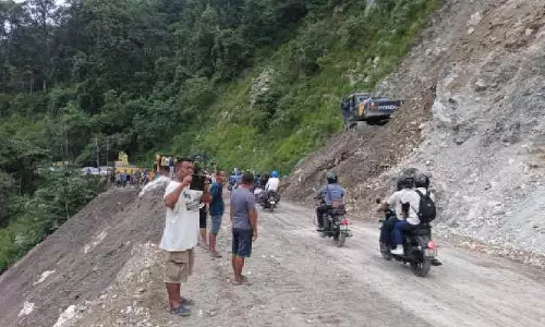 भूस्खलन के दो दिन बाद NH 10 खुला, मरम्मत कार्य के बाद बिरिक दारा खंड पर यातायात बहाल भूस्खलन के दो दिन बाद NH 10 खुला, मरम्मत कार्य के बाद बिरिक दारा खंड पर यातायात बहाल