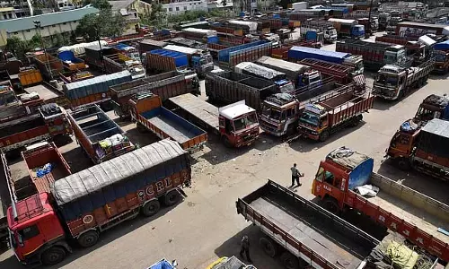 ट्रक मालिकों ने ग्रीन टैक्स में कटौती के लिए Andhra के मंत्री डोला को सम्मानित किया ट्रक मालिकों ने ग्रीन टैक्स में कटौती के लिए Andhra के मंत्री डोला को सम्मानित किया