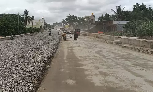 सड़क निर्माण में देरी: यात्रियों के लिए परेशानी