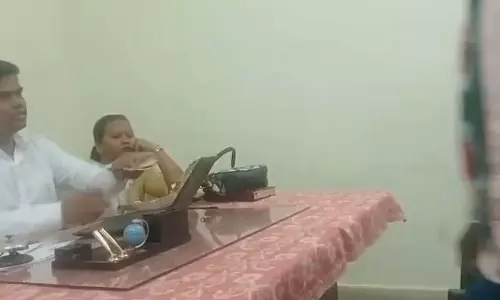 पटवारी मैडम ने ली रिश्वत तहसीलदार ने वापस लौटाए, वीडियो से विभाग की किरकिरी