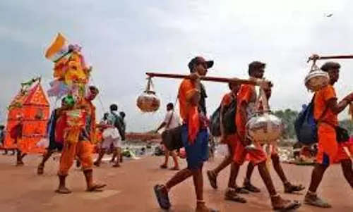 Up News: कांवड़ यात्रा मार्ग पर फेंके गए मांस के टुकड़े, भड़के लोग Up News: कांवड़ यात्रा मार्ग पर फेंके गए मांस के टुकड़े, भड़के लोग