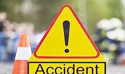 मालवाहक गाड़ियों में भिड़ंत, 3 लोग घायल मालवाहक गाड़ियों में भिड़ंत, 3 लोग घायल