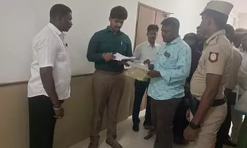 सरकारी नौकरी परीक्षा घोटाला: युवक ने तिरुवल्लूर कलेक्ट्रेट में आग लगाने की कोशिश की सरकारी नौकरी परीक्षा घोटाला: युवक ने तिरुवल्लूर कलेक्ट्रेट में आग लगाने की कोशिश की
