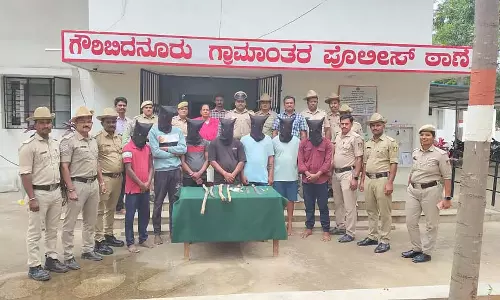 Gauribidanur : डकैती की फिराक में बैठे लोगों की गिरफ्तारी Gauribidanur : डकैती की फिराक में बैठे लोगों की गिरफ्तारी