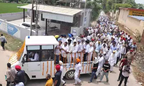 Fauja Singh की अंतिम यात्रा के लिए 3-पीस सूट और लाल टाई Fauja Singh की अंतिम यात्रा के लिए 3-पीस सूट और लाल टाई
