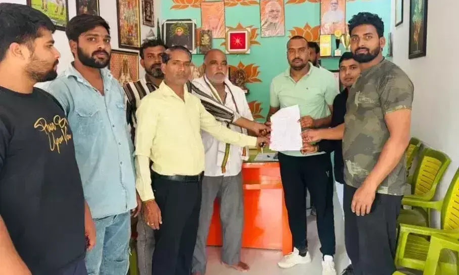 Lucknow: साफ-सफाई को लेकर जानकीपुरम के लोगों ने पार्षद को ज्ञापन सौंपा