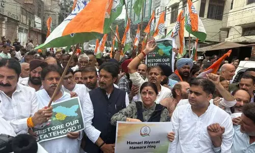 जम्मू में राज्य दर्जे की मांग मार्च पर पुलिस ने कई कांग्रेस कार्यकर्ताओं को हिरासत में लिया