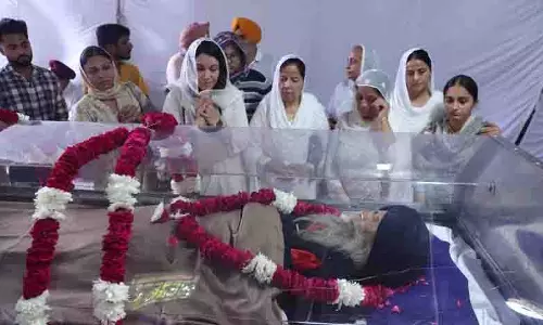 Japneet का दादा फौजा सिंह से अंतिम हाथ मिलाना Japneet का दादा फौजा सिंह से अंतिम हाथ मिलाना