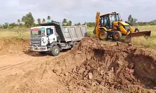 Bangarpet : झीलों में अवैध मिट्टी परिवहन बड़े पैमाने पर