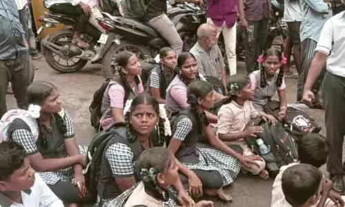 सड़क मरम्मत की उपेक्षा के विरोध में ग्रामीणों ने  Korakkanthandalam में सड़क जाम किया