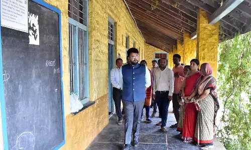 GP CEO ने यमकानमराडी ग्राम पंगे का दौरा किया: ऐप पर संपत्ति सर्वेक्षण सत्यापन GP CEO ने यमकानमराडी ग्राम पंगे का दौरा किया: ऐप पर संपत्ति सर्वेक्षण सत्यापन