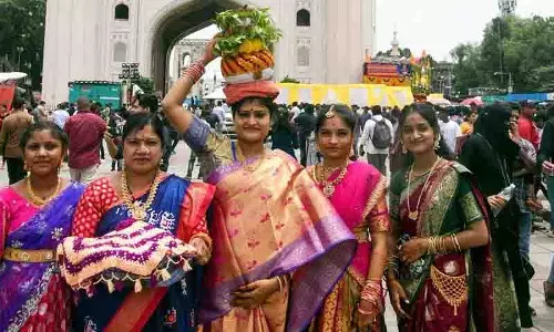 Hyderabad में बोनालु के दूसरे दिन घटम जुलूस निकाला गया Hyderabad में बोनालु के दूसरे दिन घटम जुलूस निकाला गया