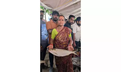 Andhra: बाढ़ के पानी में फंसी पुलासा, एक 800 ग्राम 22,000 रुपये में बिका