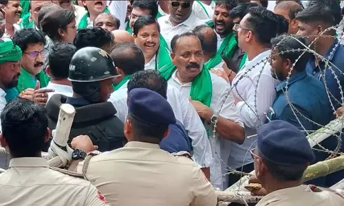 न्यायिक जांच की मांग को लेकर BJD कार्यकर्ताओं ने कटक, बरहामपुर, संबलपुर में RDC कार्यालयों का घेराव किया न्यायिक जांच की मांग को लेकर BJD कार्यकर्ताओं ने कटक, बरहामपुर, संबलपुर में RDC कार्यालयों का घेराव किया