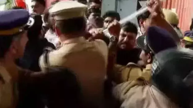 Kerala : युवा कांग्रेस और CPM आमने-सामने, स्कूल हादसे पर भड़का विवाद Kerala : युवा कांग्रेस और CPM आमने-सामने, स्कूल हादसे पर भड़का विवाद