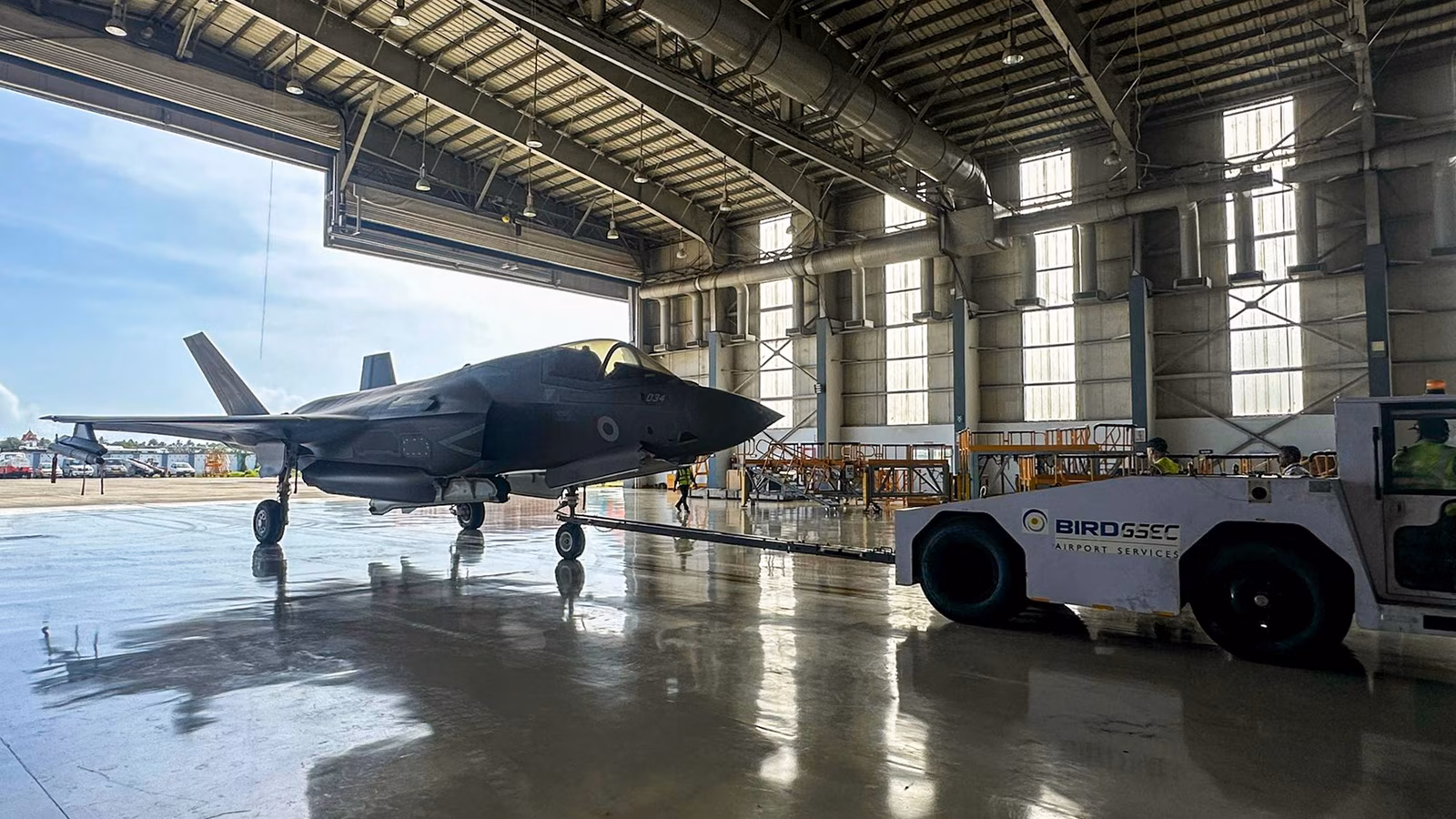 Kerala : ज़मीन पर खड़ा ब्रिटिश F-35B जेट परीक्षण उड़ान के लिए तैयार Kerala : ज़मीन पर खड़ा ब्रिटिश F-35B जेट परीक्षण उड़ान के लिए तैयार