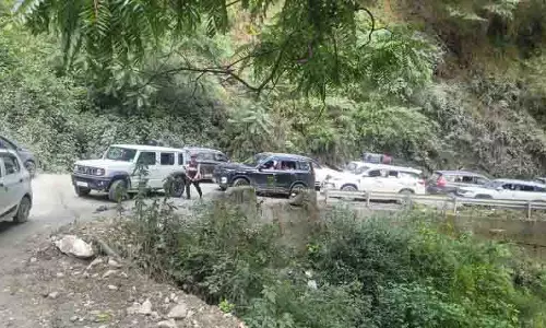 Kullu में औट-लुहरी राजमार्ग पर भारी ट्रैफिक जाम नियमित रूप से जारी