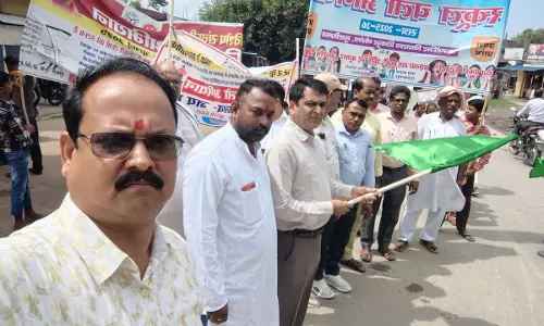 Ballia: शिक्षा के नारों से गूंजा मुरलीछपरा, स्कूली बच्चों ने निकाली रैली Ballia: शिक्षा के नारों से गूंजा मुरलीछपरा, स्कूली बच्चों ने निकाली रैली