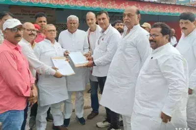 Ballia: स्कूल विलय के खिलाफ शिक्षकों का विरोध Ballia: स्कूल विलय के खिलाफ शिक्षकों का विरोध