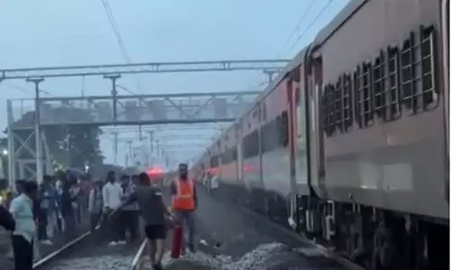 हसन-सोलापुर ट्रेन के ब्रेक बाइंडिंग से निकला घना धुआँ