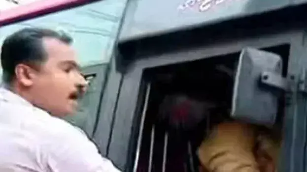 Kerala: तेज गति से चल रही बसों पर रोक की मांग, युवा कांग्रेस ने बस रोकी