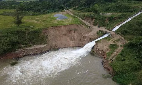 येत्तिनाहोले परियोजना संकट में: बागों तक जाने वाली सड़क नष्ट हो गई येत्तिनाहोले परियोजना संकट में: बागों तक जाने वाली सड़क नष्ट हो गई