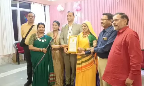16 हजार पारंपरिक साड़ियां फ्री में बांट दी, महिला ने रचा इतिहास