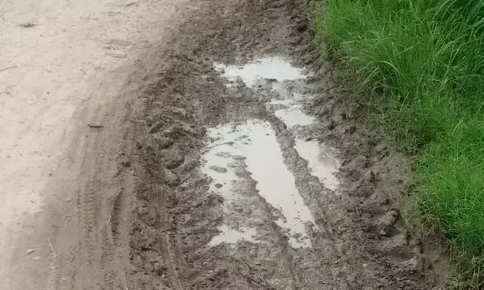 Etawah: रतनपुर गांव में सड़क की दुर्दशा पर फूटा ग्रामीणों का गुस्सा Etawah: रतनपुर गांव में सड़क की दुर्दशा पर फूटा ग्रामीणों का गुस्सा