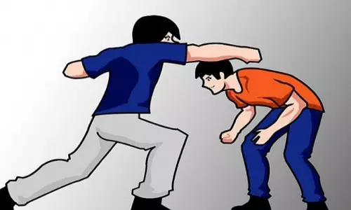 Kerala: पुलिसकर्मियों की सड़क पर शर्मनाक हरकत, मारपीट के बाद दोनों निलंबित