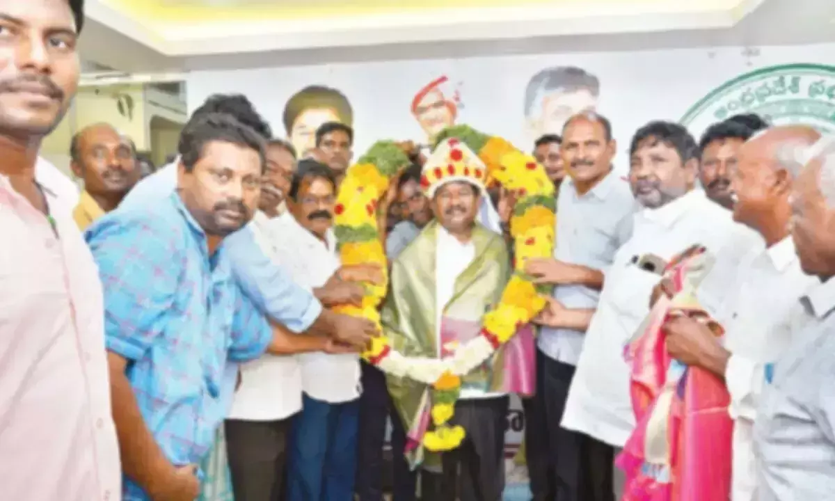 मंत्री ने परिवहन क्षेत्र की अनदेखी के लिए YSRCP सरकार की आलोचना की मंत्री ने परिवहन क्षेत्र की अनदेखी के लिए YSRCP सरकार की आलोचना की
