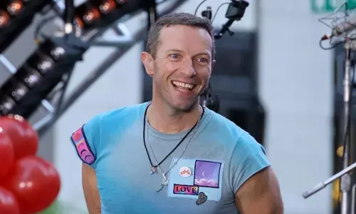 वायरल अफेयर क्लिप के बाद जंबोट्रॉन सॉन्ग से पहले Chris Martin ने फैन्स को दी चेतावनी