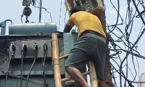 Lucknow: नशे की हालत में युवक ने ट्रांसफॉर्मर पर चढ़कर उड़ाए होश
