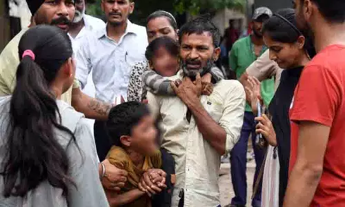 Ludhiana: प्रशासन ने छापेमारी के दौरान 18 बच्चों को भीख मांगने से बचाया