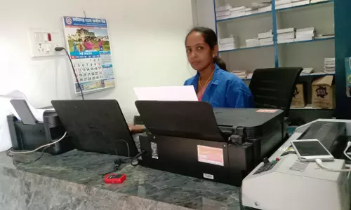 स्व सहायता समूह की दीदी आजीविका मूलक गतिविधियों से जुड़कर बनी आत्मनिर्भर स्व सहायता समूह की दीदी आजीविका मूलक गतिविधियों से जुड़कर बनी आत्मनिर्भर