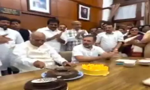 खड़गे ने जन्मदिन पर काटा केक, राहुल और प्रियंका गांधी हुए शामिल खड़गे ने जन्मदिन पर काटा केक, राहुल और प्रियंका गांधी हुए शामिल