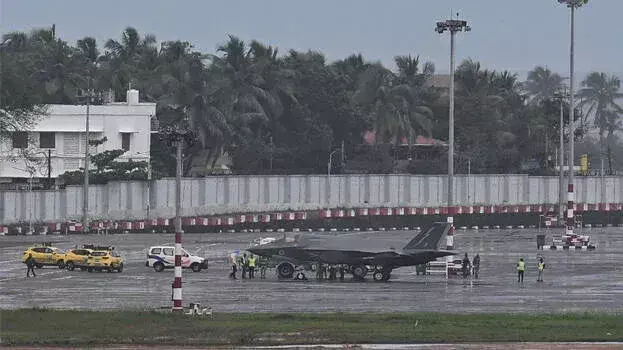 Kerala: ब्रिटिश एफ-35बी की मरम्मत सफल, परीक्षण उड़ान की तारीख तय Kerala: ब्रिटिश एफ-35बी की मरम्मत सफल, परीक्षण उड़ान की तारीख तय