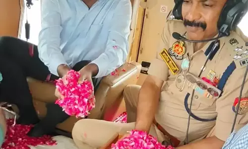 Ghaziabad: प्रशासनिक अधिकारियों ने पुष्पवर्षा कर जताई श्रद्धा Ghaziabad: प्रशासनिक अधिकारियों ने पुष्पवर्षा कर जताई श्रद्धा