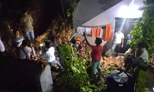 Jharia में राजमहल की जर्जर दीवार ढही, बाल-बाल बचे लोग, लाखों का नुकसान