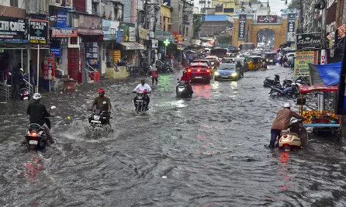 Hyderabad में भारी बारिश और आंधी-तूफान से पहले पुलिस ने जारी की चेतावनी