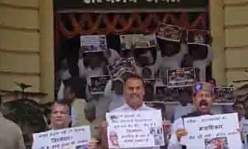 बढ़ते अपराध और SIR के मुद्दे पर विपक्ष ने बिहार विधानसभा के बाहर किया विरोध प्रदर्शन बढ़ते अपराध और SIR के मुद्दे पर विपक्ष ने बिहार विधानसभा के बाहर किया विरोध प्रदर्शन