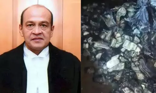 जज की बढ़ी मुश्किलें, 145 सांसदों ने महाभियोग के लिए लोकसभा स्पीकर को सौंपा लेटर जज की बढ़ी मुश्किलें, 145 सांसदों ने महाभियोग के लिए लोकसभा स्पीकर को सौंपा लेटर