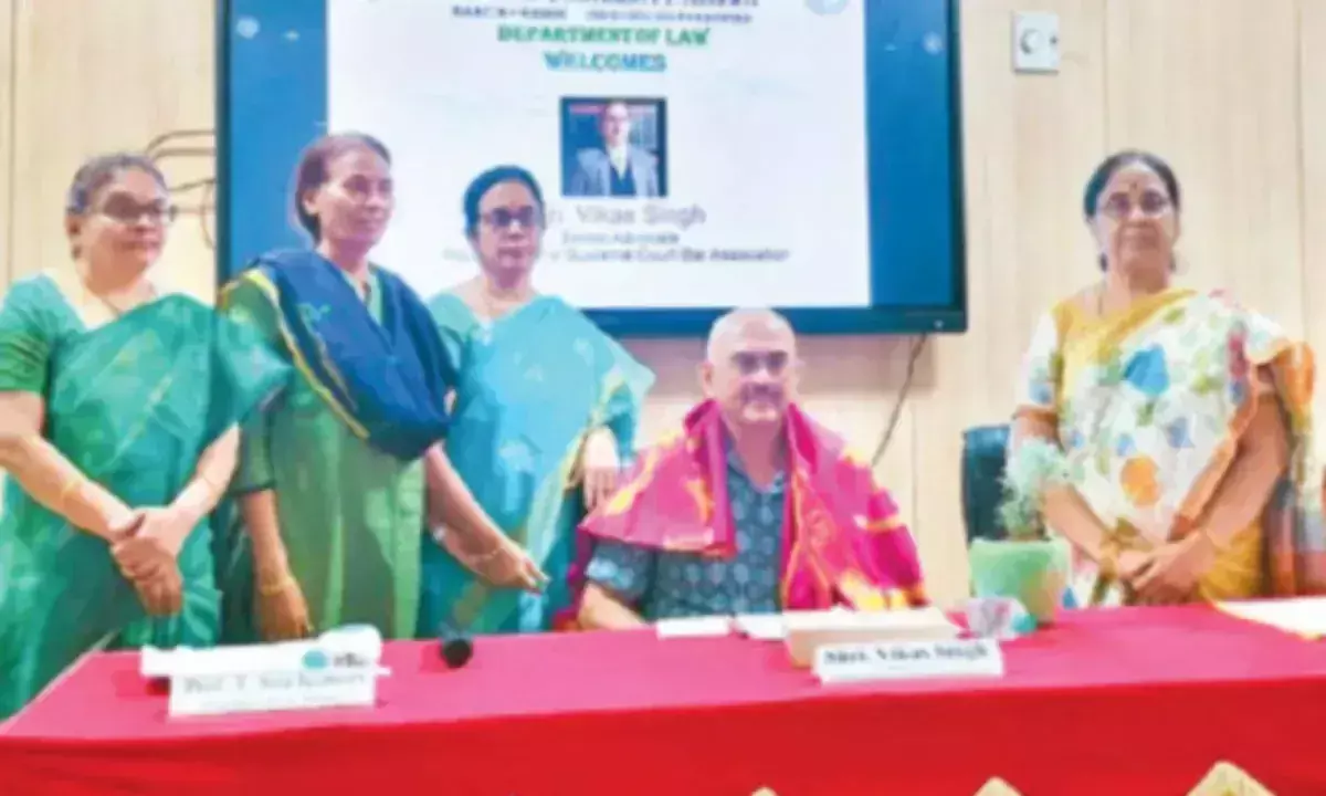 Andhra: कानून के छात्रों से परिश्रम अपनाने का आग्रह Andhra: कानून के छात्रों से परिश्रम अपनाने का आग्रह