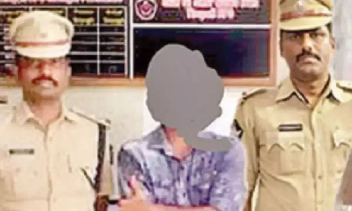 Andhra: वित्तीय धोखाधड़ी के आरोप में एक व्यक्ति गिरफ्तार Andhra: वित्तीय धोखाधड़ी के आरोप में एक व्यक्ति गिरफ्तार