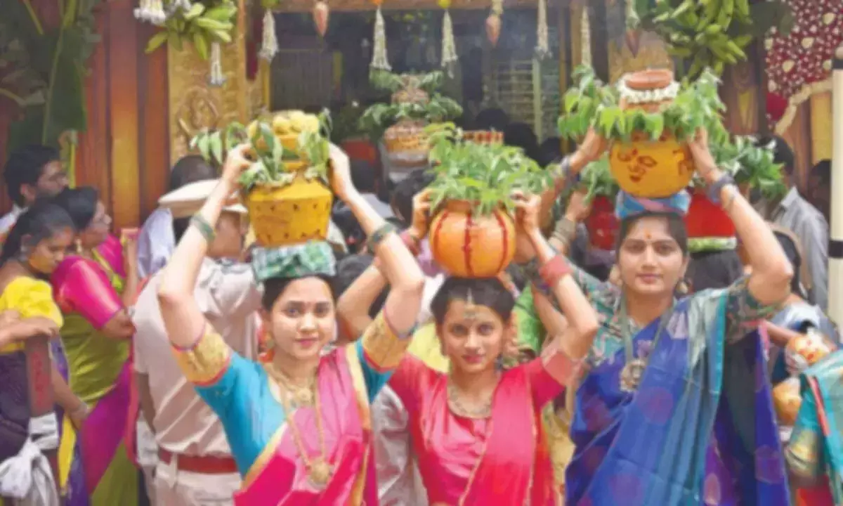 Telangana: रंग-बिरंगे बोनालू ने पुराने शहर को रोशन कर दिया Telangana: रंग-बिरंगे बोनालू ने पुराने शहर को रोशन कर दिया