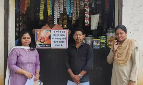 स्कूल से सटे पान ठेलो पर जुर्माने की कार्रवाई, बेच रहे थे नशे का सामान स्कूल से सटे पान ठेलो पर जुर्माने की कार्रवाई, बेच रहे थे नशे का सामान